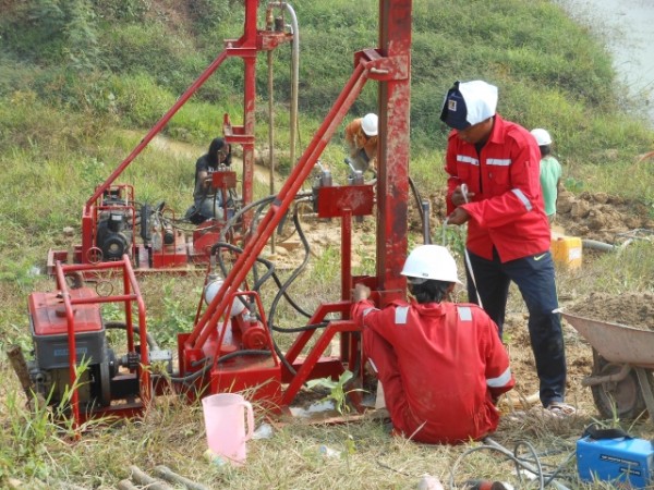 PT. BUMI INDONESIA mengerjakan instalasi dan perawatan instrument geoteknik, diantaranya :
